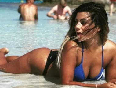 Τόπλες σε παραλία της Κύθνου η Ελευθερία Ελευθερίου (φωτο)